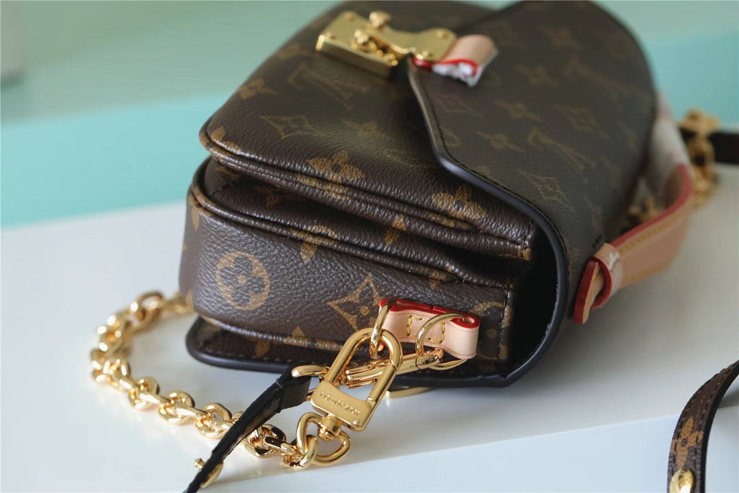 LV Pochette Métis East West Monogram Canvas for Women‎ 8.5in/21.5cm M46279